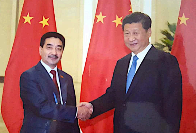 the picture of xi jinping shking hands with the representation of nazarbaev university of kazakhstan